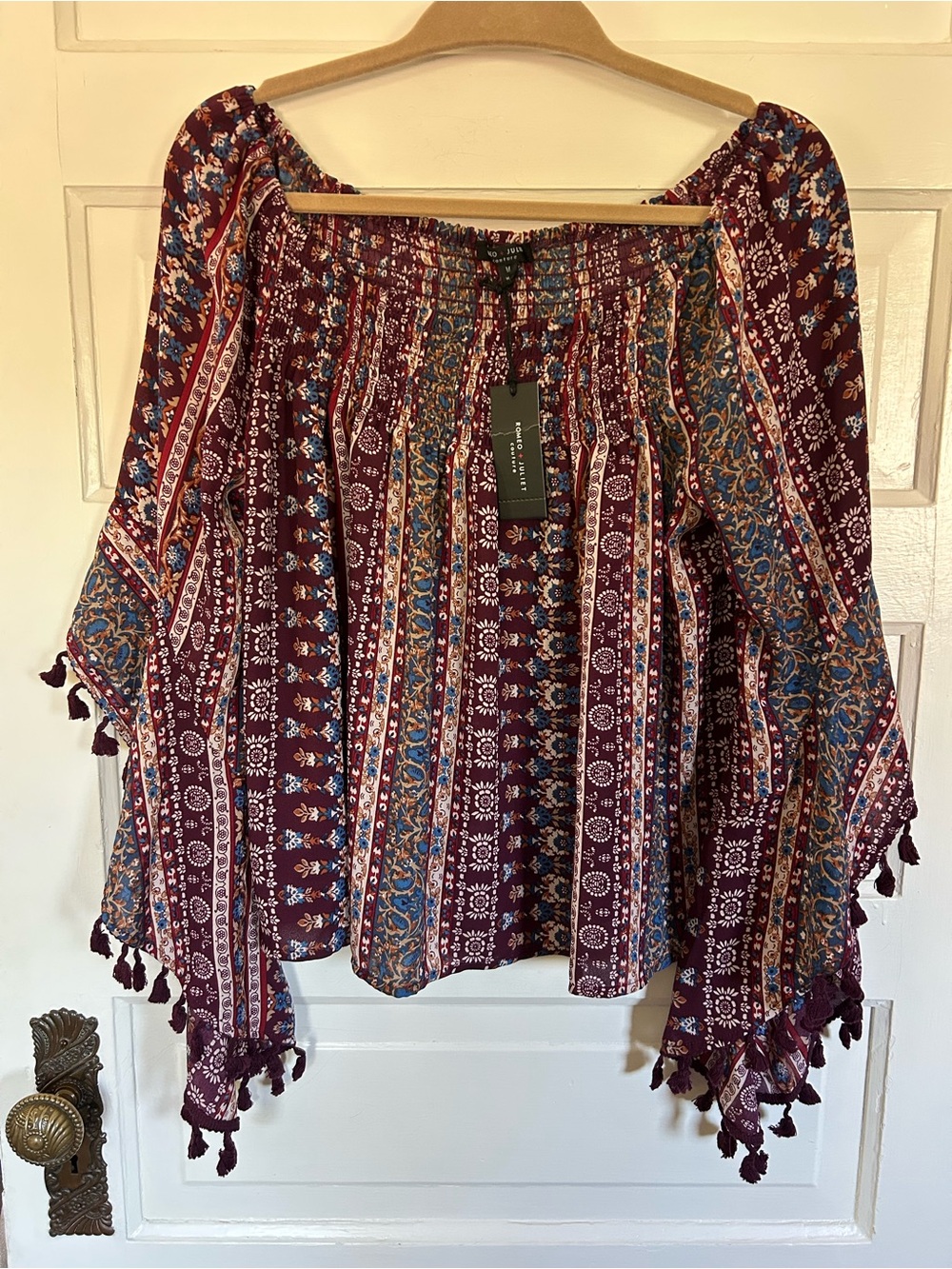 NWT Romeo and Juliet Women's Boho Top in Berry Floral w/Tassels. Size Medium